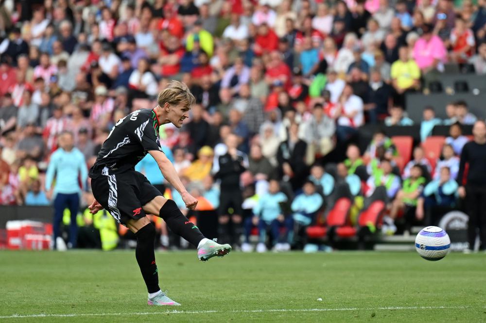 NBA：湖人险胜火箭 詹姆斯砍下38分