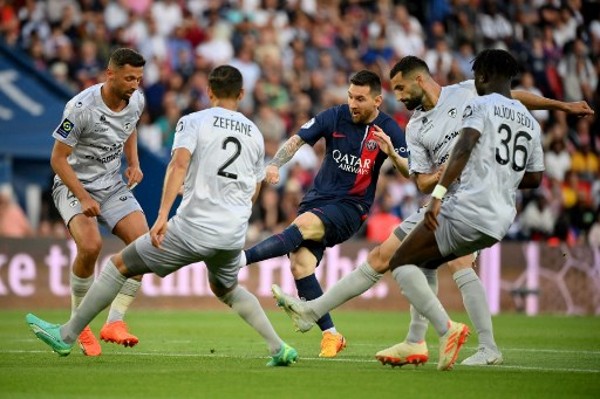 詹姆斯伤缺，湖人击败鹈鹕，豪取7连胜，三巨头34罚惹争议